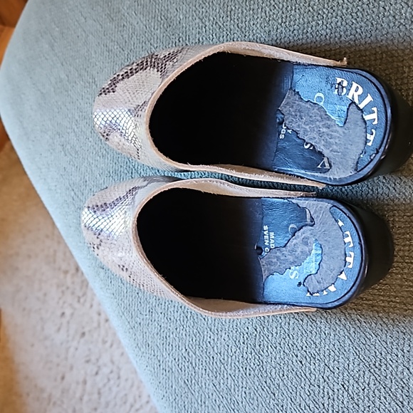 Clogs - Picture 2 of 3